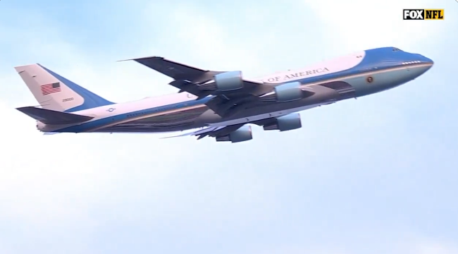 Літак Трампа пролетів над стадіоном у Меріленді: американці освистали президента